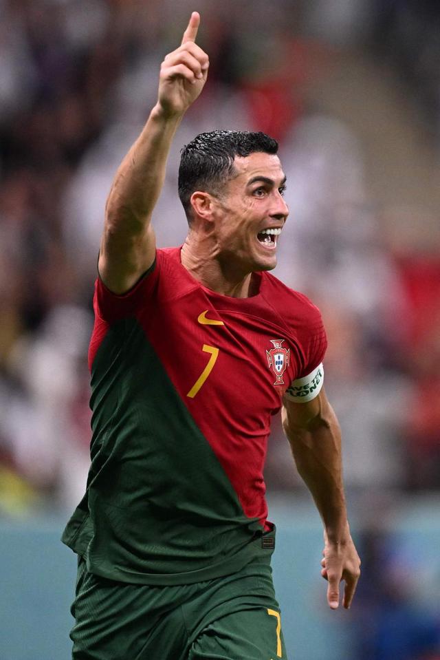 阿莫林被解雇后与妻子微笑现身